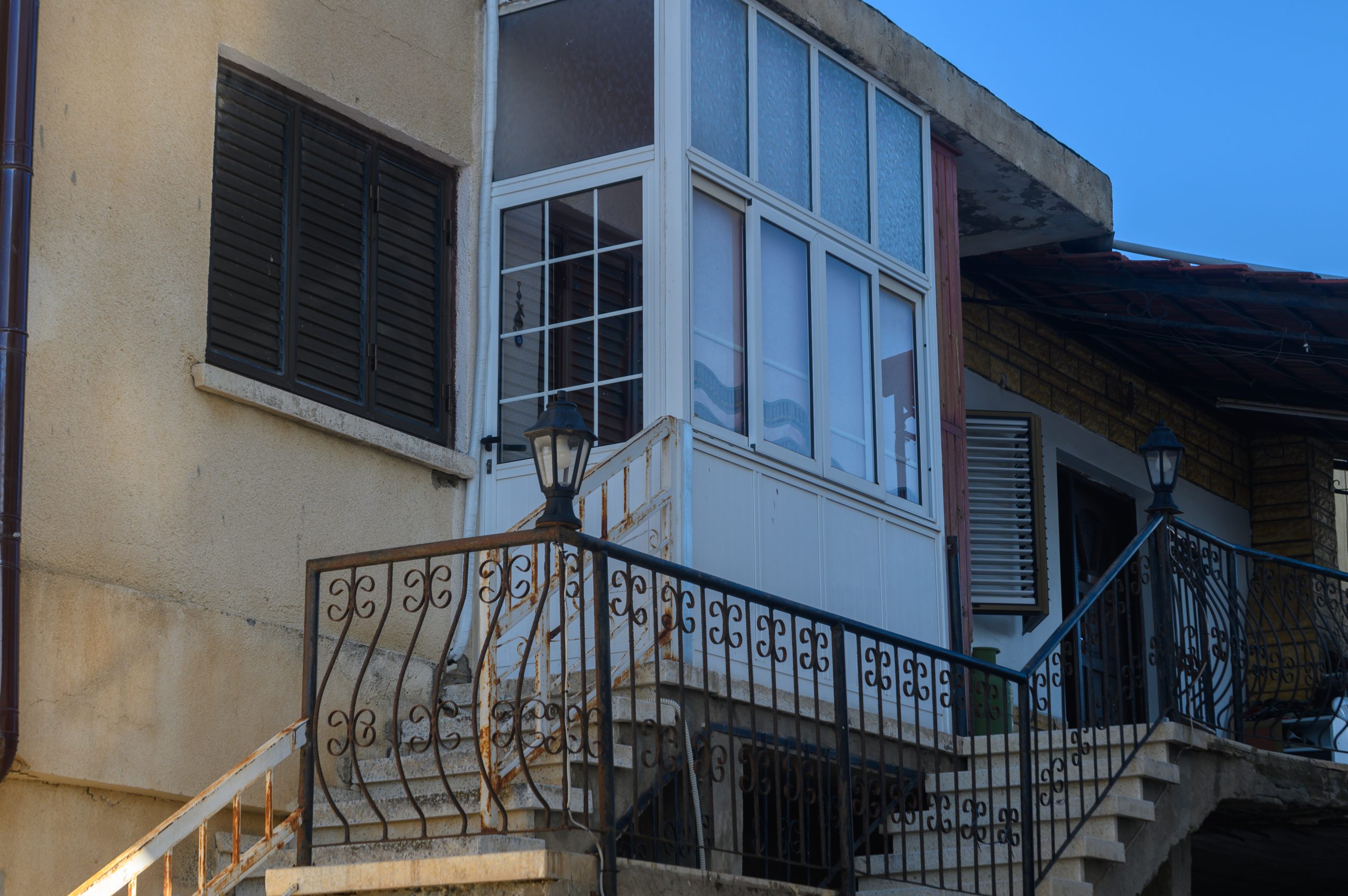 Устройство балкона с кровлей